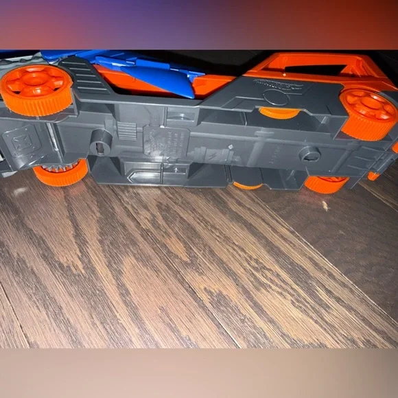 Hot Wheels GVG36 Shark Chomp Transporter Playset -Eats Cars! - Picture 8 of 13